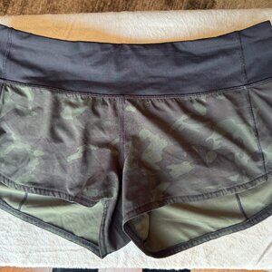 Lululemon Speed Up Low-Rise Lined Short 2.5", Size 6, Camo